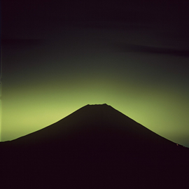 神さびた山